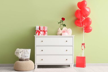 Sevgililer Günü için klozet, hediye ve balonlarla dekore edilmiş odanın içi.