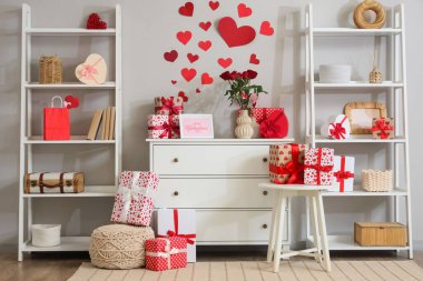 Sevgililer Günü için süslenmiş modern odanın zarif iç dekorasyonu gül çiçekleri ve hediyelerle süslenmiş.