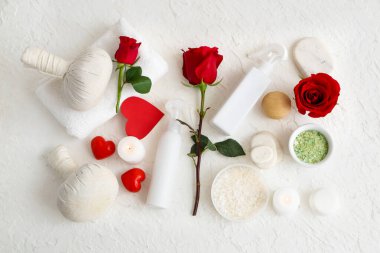 Kırmızı kalpli spa kompozisyonu ve açık arkaplanda gül çiçekleri. Sevgililer Günü kutlaması