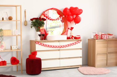 İçinde kalp şeklinde balonlar, güller ve şarap olan bayram banyosu. Sevgililer Günü kutlaması