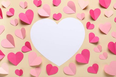 Bej arka planda kağıt kalpli kompozisyon. Sevgililer Günü.