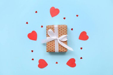 Renkli arka planda kalp ve hediye kutusu olan kompozisyon. Sevgililer Günü kutlaması