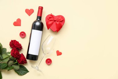 Şarap şişesi, hediye kutusu ve gül çiçekli kompozisyon. Sevgililer Günü kutlaması için arka planda.