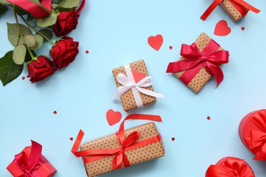 Farklı hediye kutularına, gül çiçeklerine ve kalplere sahip kompozisyon renk arka planında Sevgililer Günü kutlaması için