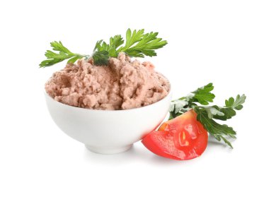 Beyaz arka planda maydanozlu ve domatesli lezzetli börek.