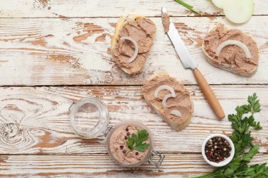 Lezzetli ezmeli tost, maydanoz, biber ve hafif ahşap zemin üzerinde soğan.