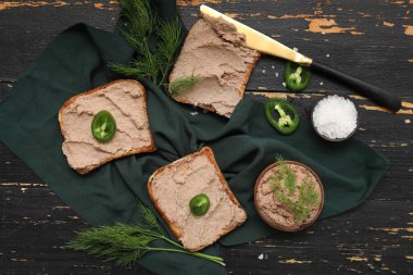 Lezzetli ezmeli tost, biber dilimleri, koyu ahşap arka planda dereotu ve bıçak.