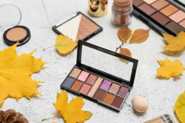 Dekoratif kozmetik ve sarı sonbahar yapraklı kompozisyon