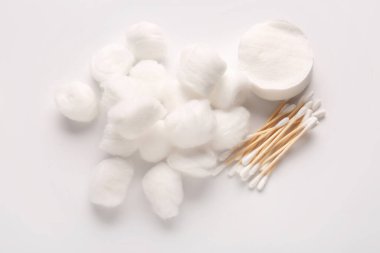 Pamuklu çubuklar ve beyaz arka planda pedlerle