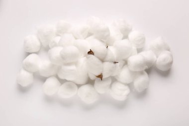 Beyaz arka planda pamuk topları ve çiçek