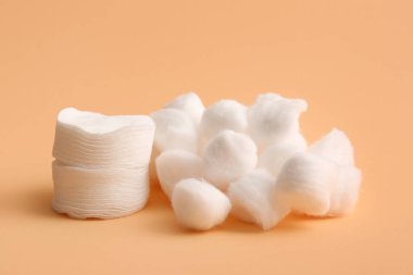 Kahverengi arka planda pamuk topları ve pedler