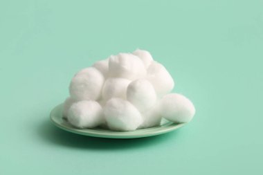 Turkuaz zemin üzerinde pamuk topları olan plaka