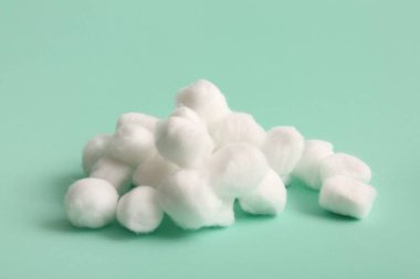 Turkuaz arkaplanda pamuk topları