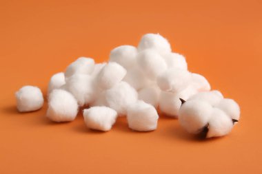 Kahverengi arka planda pamuk topları ve çiçek