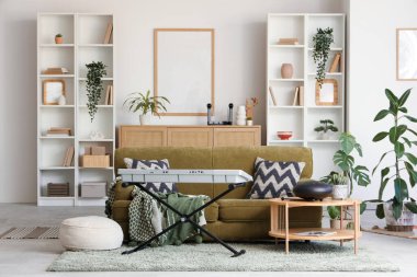 Oturma odasının içinde kanepe, glukofon ve sentezleyici var.