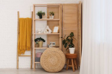 Odanın içi ahşap perdeli, raf üniteli ve merdivenli.