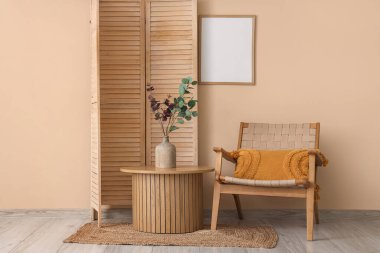 Ahşap perdeli, masa ve koltuklu oturma odasının içi.