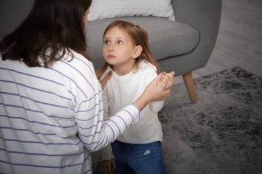 Anne küçük kızını evde tehdit ediyor. Aile içi şiddet kavramı