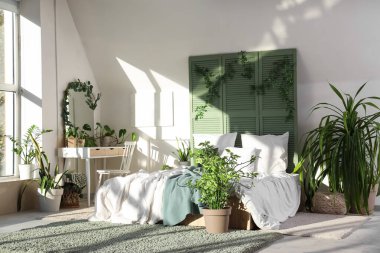 Işıl ışıl yatak odasının içi, rahat yatak odası, katlanır ekran ve çiçekli.