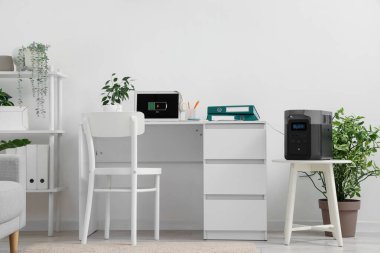 Çalışma yeri ve taşınabilir elektrik santrali olan ışık ofisinin içi