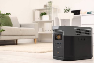 Ofisteki portatif elektrik santrali.