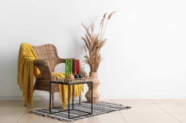 Kwanza kutlaması için koltuklu, mumlu ve yiyecekli aydınlatma odasının içinde.