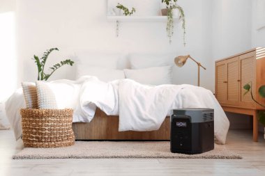 Taşınabilir elektrik santrali, bitkiler ve klozeti olan hafif yatak odasının içi