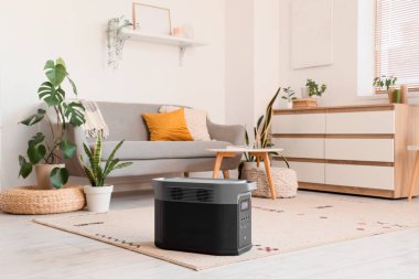 Koltuğu, tuvaleti ve taşınabilir elektrik santrali olan bir oturma odası.