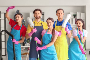 Yeni yıl partisinden sonra temizlik malzemesi getiren mutlu hademeler.