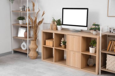 Boş TV monitörü açık salonda bitkiler duruyor.