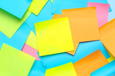 Arka plan olarak boş yapışkan notlar, yakın plan. Kural kavramı