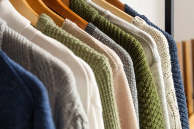 Kış kazakları soyunma odasında asılı, yakın plan.