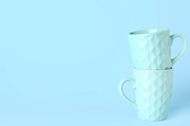 Renkli arkaplanda mavi seramik bardaklar