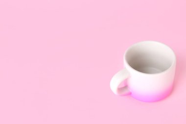 Renkli arkaplanda pembe seramik bardak