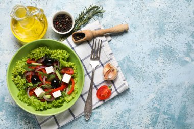 Lezzetli Yunan salatası, taze baharat ve grunge arkaplanda yağlı kompozisyon