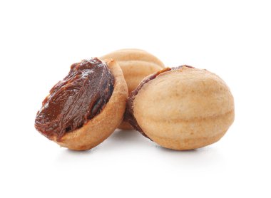 Beyaz arka planda haşlanmış konsantre sütle ceviz şeklinde kurabiyeler.