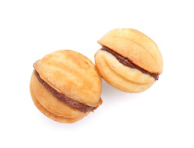 Beyaz arka planda haşlanmış konsantre sütle ceviz şeklinde kurabiyeler.