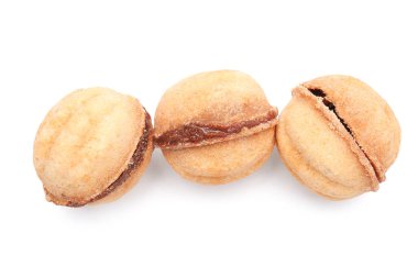 Beyaz arka planda haşlanmış konsantre sütle ceviz şeklinde kurabiyeler.