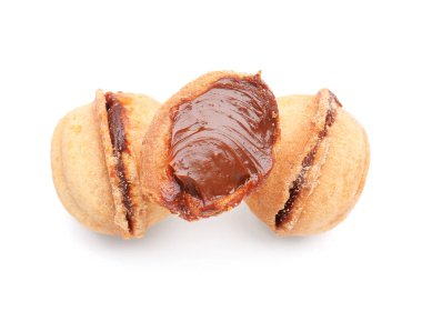 Beyaz arka planda haşlanmış konsantre sütle ceviz şeklinde kurabiyeler.