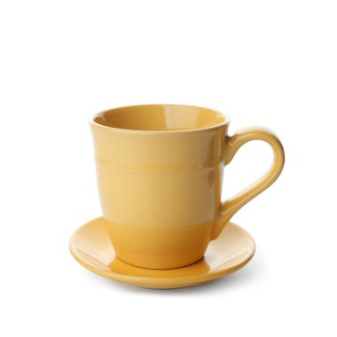 Beyaz arkaplanda fincan tabağı olan sarı boş seramik kupa