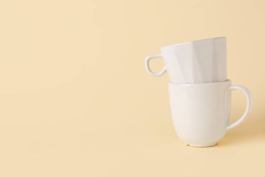 Bej arkaplanda beyaz seramik boş kupalar