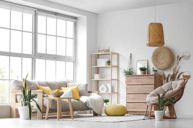 Koltuğu, koltuğu ve tuvaleti olan bir oturma odası.