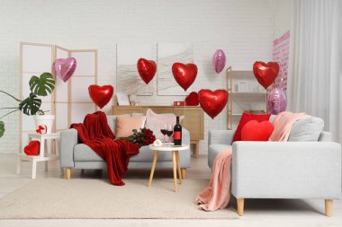 İçinde kanepeler, güller, şarap ve kalp şeklinde balonlar olan festival salonu. Sevgililer Günü kutlaması