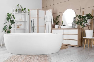 Banyonun içinde küvet, lavabo ve katlanır ekran var.