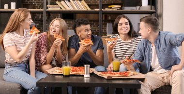 Gençler lezzetli pizza kapalı ile partide eğleniyor