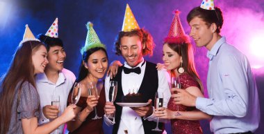 Gece kulübünde doğum gününü kutlayan bir grup arkadaş