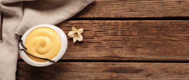 Tahta arka planda vanilyalı puding ramekin