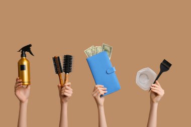 Kadın eli, kuaför malzemesi ve cüzdanı renginde.