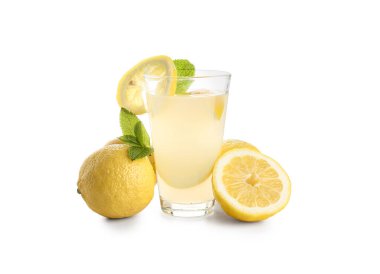 Beyaz arka planda naneli taze limonata.