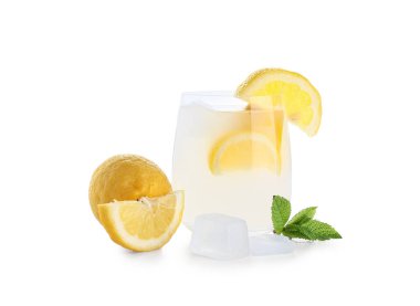 Beyaz arka planda naneli taze limonata.